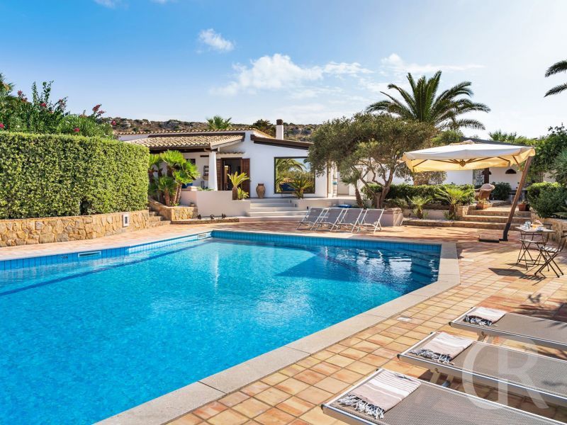 villa-cala-mancina-pool-mit-sonnenliegen.jpg