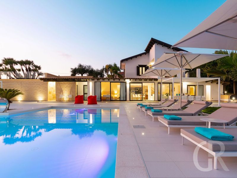 villa-camemi-schwimmbad-am-abend.jpg