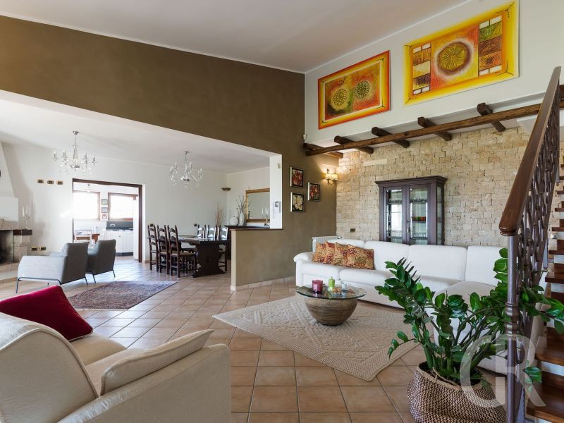 villa-cielo-wohnzimmer-mit-treppenaufgang.jpg