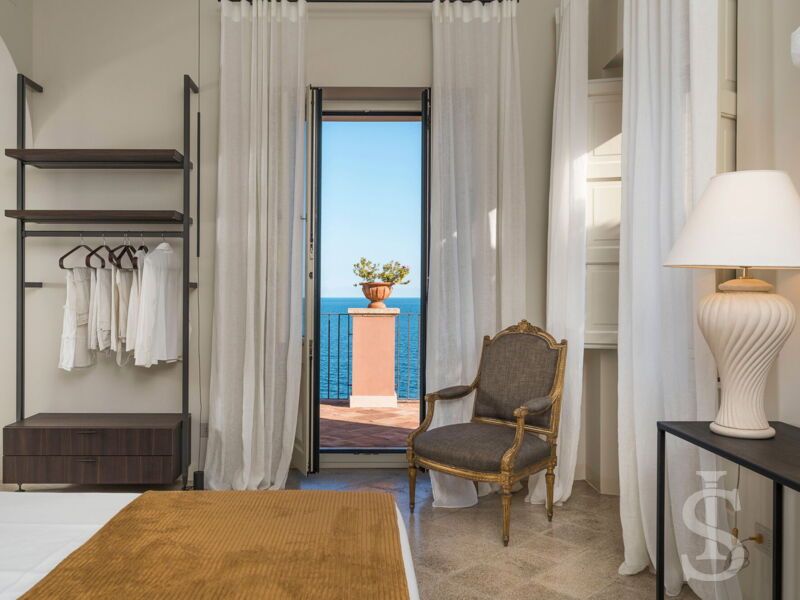 villa-continella-schlafzimmer-mit-terrassenausgang-und-blick-zum-meer.jpg