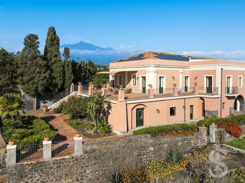 villa-continella-seitliche-ansicht-luftaufnahme-mit-aetna-im-hintergrund.jpg
