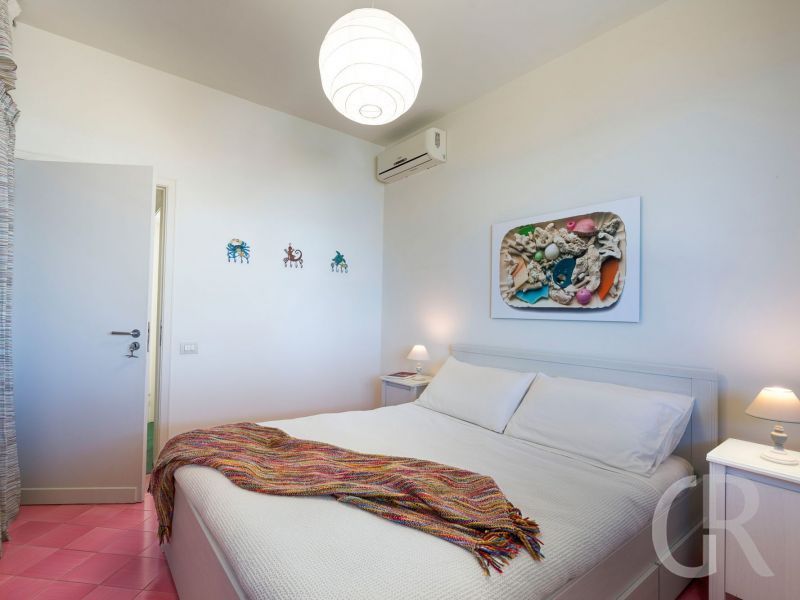 villa-coralia-doppelbett-im-schlafzimmer.jpg