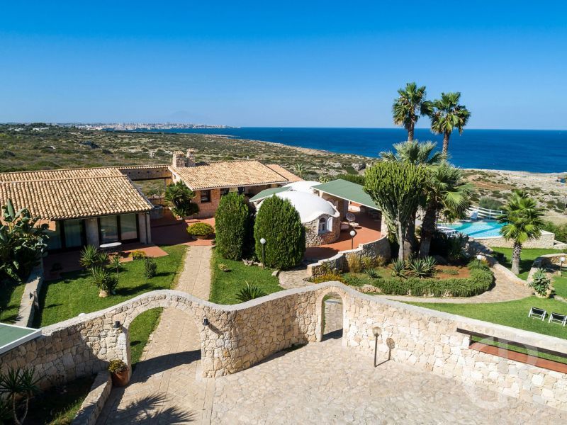 villa-del-mito-blick-auf-das-haus-und-das-meer.jpg