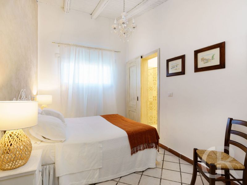 villa-del-mito-schlafbereich-mit-doppelbett.jpg