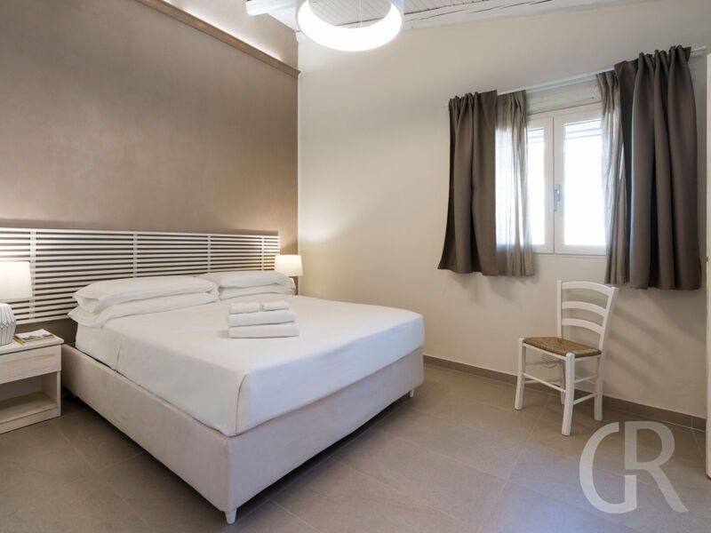 villa-del-mito-schlafzimmer-mit-sehr-grossem-doppelbett.jpg