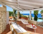 villa-del-mito-ueberdachte-terrasse-mit-sitzgruppe.jpg