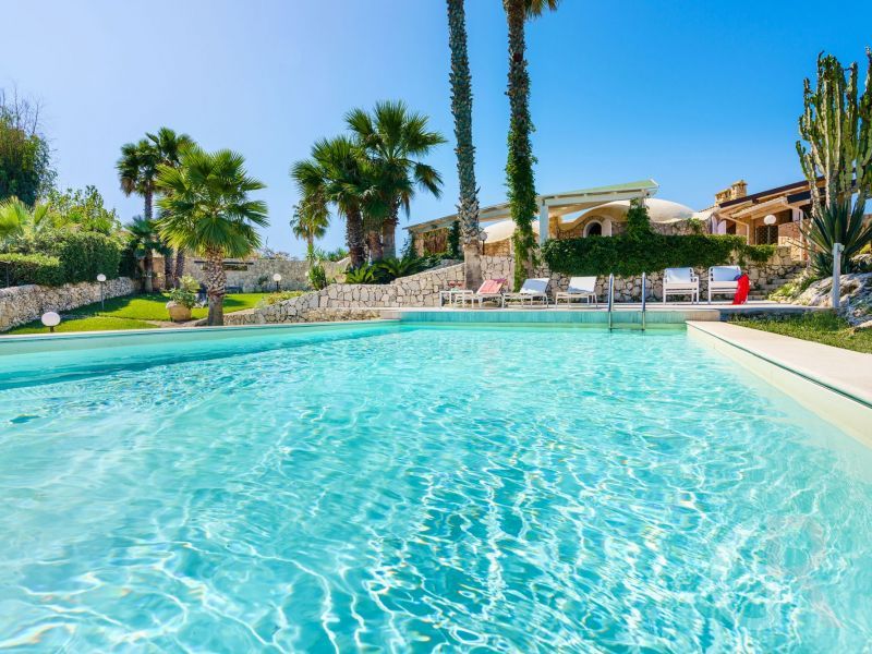 villa-del-mito-villa-und-pool.jpg