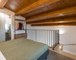 villa-dimora-bufalefi-schlafzimmer-galerie-mit-treppe.jpg