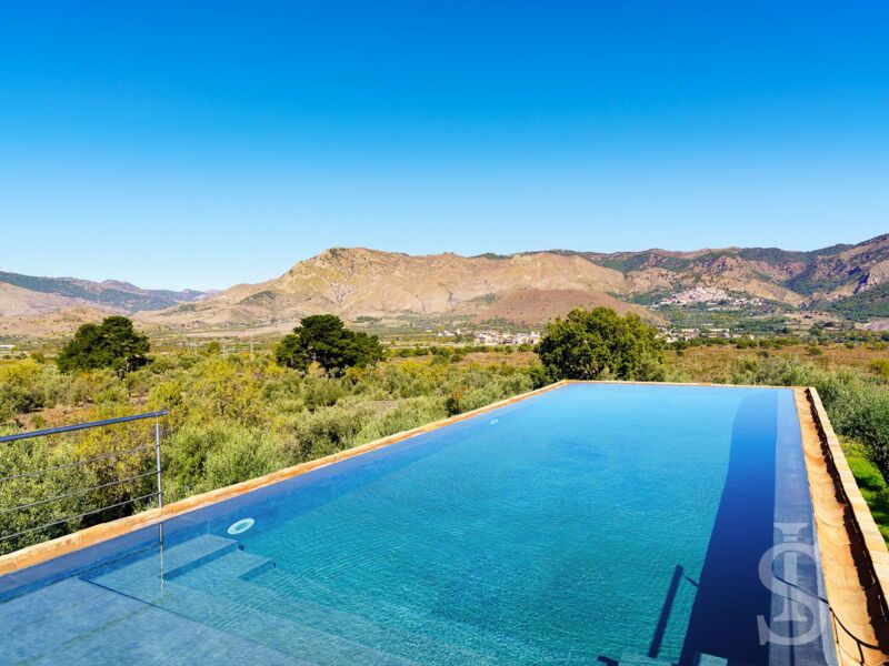 villa-etna-retreat-pool-bei-tag.jpg