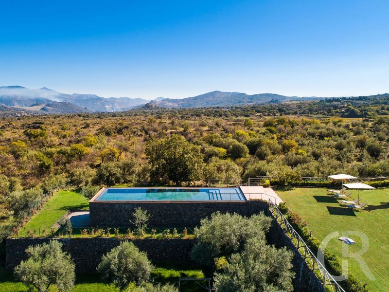 villa-etna-retreat-schwimmbad-mit-blick-auf-die-berge.jpg