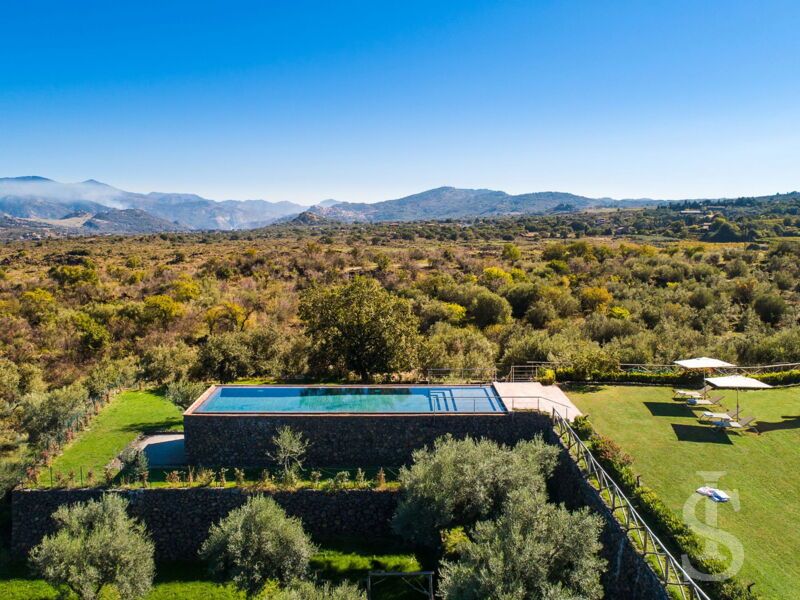 villa-etna-retreat-schwimmbad-mit-blick-auf-die-berge.jpg