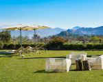 villa-etna-retreat-wiese-mit-sonnenschirmen.jpg
