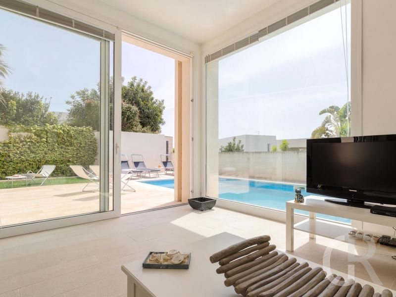 villa-federica-lichtdurchflutetes-wohnzimmer.jpg
