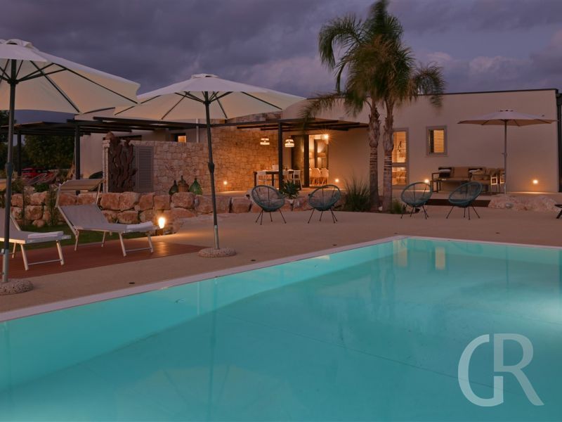 villa-fedra-am-pool-mit-sonnenschirmen.jpg
