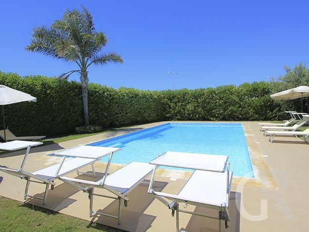 villa-flora-pool-mit-sonnenliegen-und-sonnenschirm.jpg