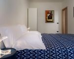 villa-giglio-di-mare-grosses-blaues-bett.jpg