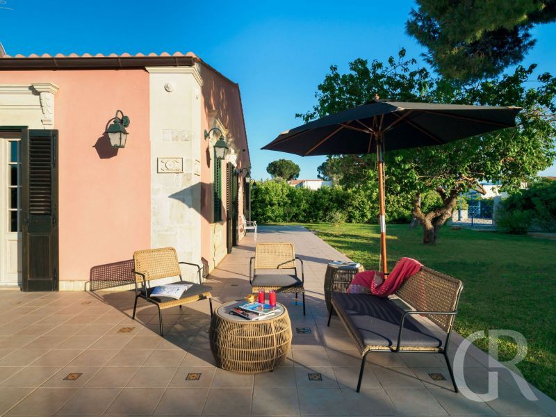 villa-gira-sole-sitzplatz-mit-sonnenschirm.jpg