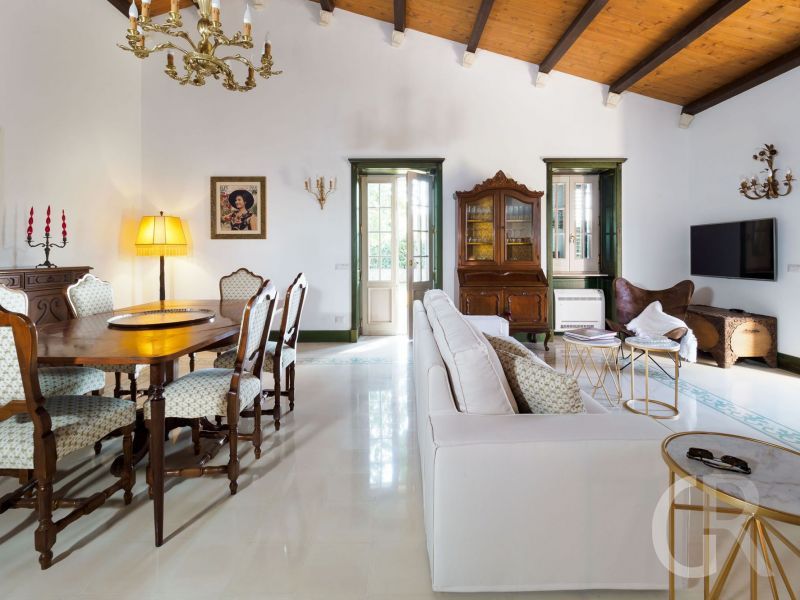 villa-gira-sole-wohnraum-mit-esstisch-und-sofa.jpg