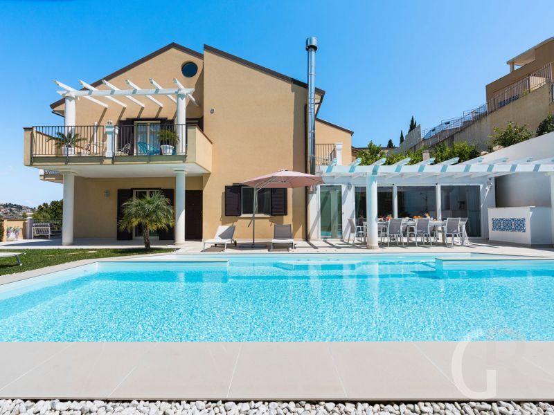 villa-giutitta-blick-auf-pool-und-villa.jpg