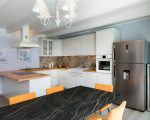 villa-giutitta-moderne-kueche-mit-esstisch.jpg