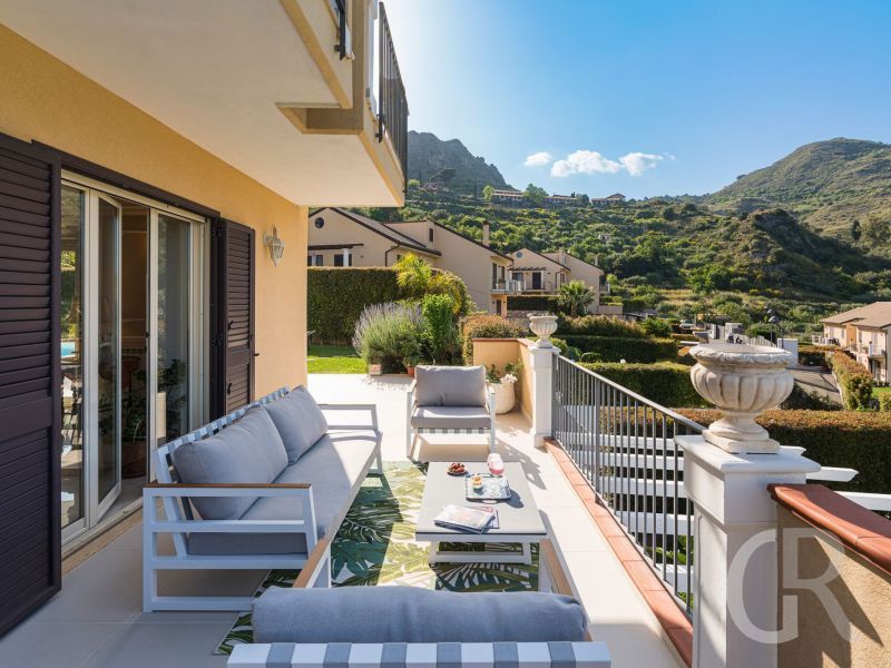villa-giutitta-moebilierter-balkon.jpg
