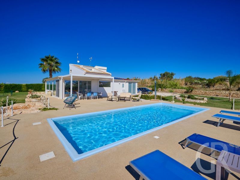 villa-ibla-blick-vom-pool-auf-die-villa.jpg