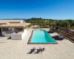 villa-kika-blick-auf-die-villa-und-den-pool.jpg