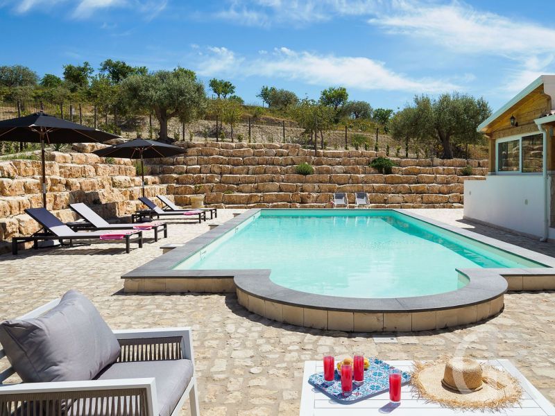 villa-kika-sonnenliegen-am-pool.jpg