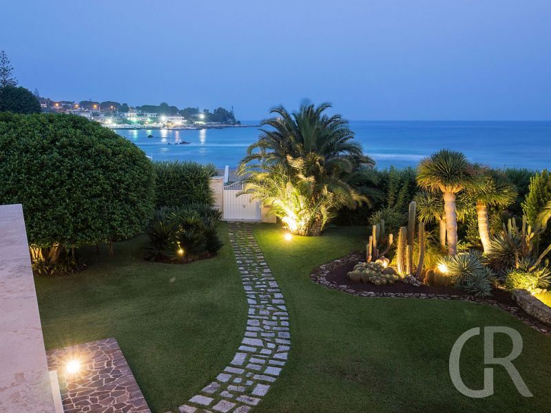 villa-la-plage-am-abend-im-garten.jpg