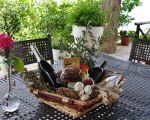 villa-laura-ueberdachte-terrasse-am-haus.JPG