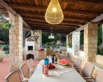 villa-maddalena-terrasse-mit-sommerkueche-und-grossem-tisch.jpg