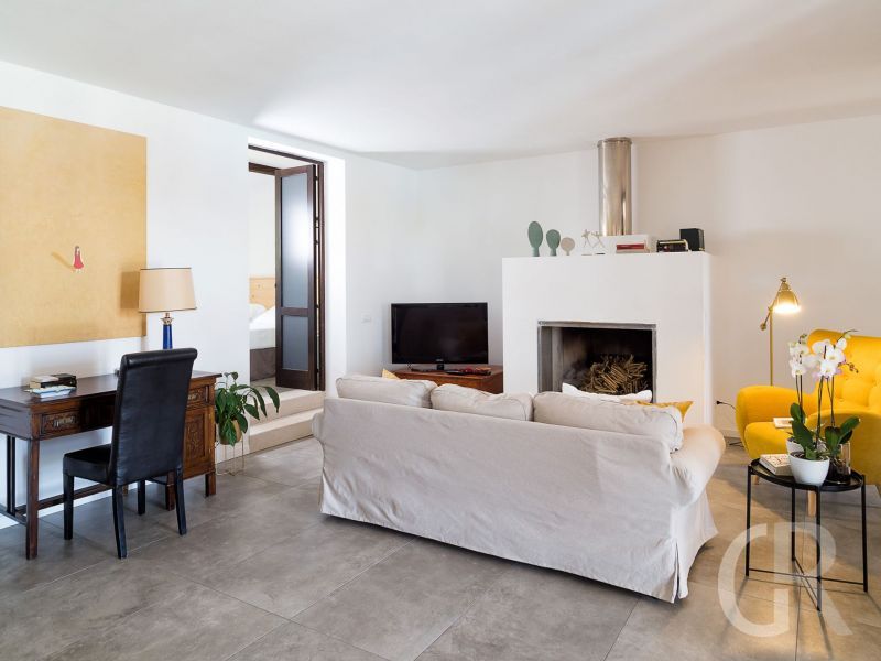 villa-mara-wohnzimmer-mit-sofa.jpg