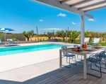 villa-mia-esstisch-am-pool.jpg