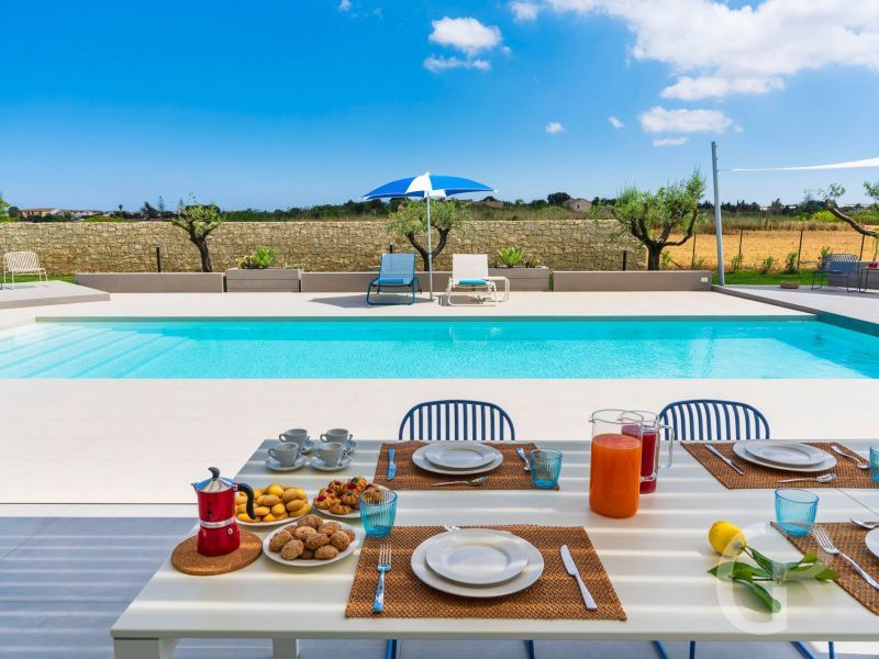 villa-mia-gedeckter-esstisch-am-pool.jpg