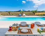 villa-mia-gedeckter-esstisch-am-pool.jpg