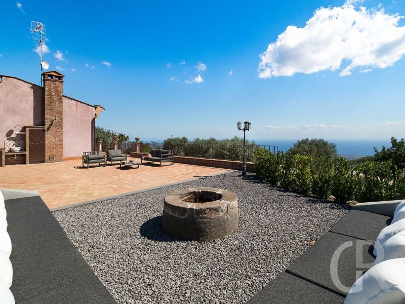 villa-mila-grosser-aussenbereich-mit-terrasse.jpg