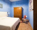 villa-mila-schrank-und-doppelbett.jpg