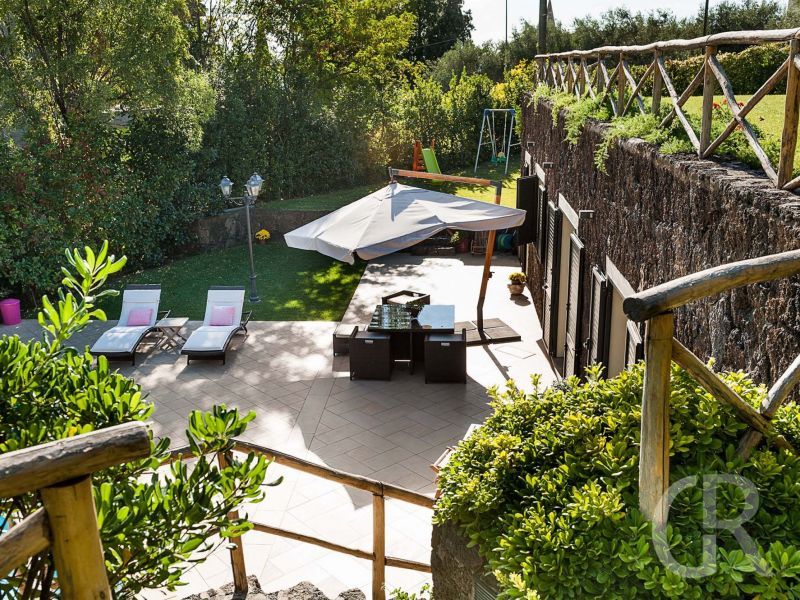 villa-montefiore-blick-in-den-garten-und-aud-die-sonnenliegen.jpg