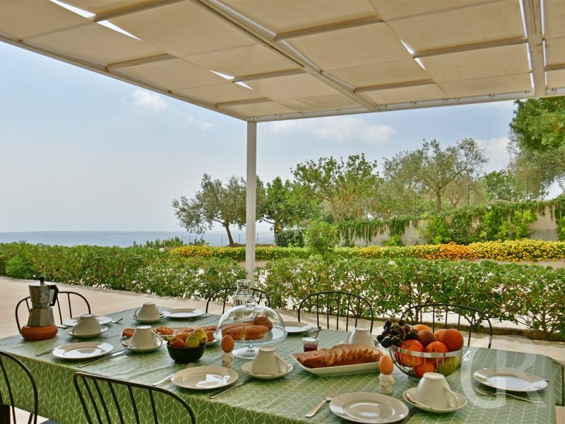 villa-nausica-grosse-terrasse-mit-tisch.jpg