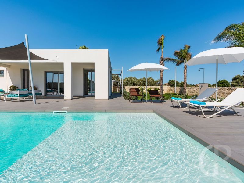 villa-nica-schwimmbad-und-terrasse.jpg