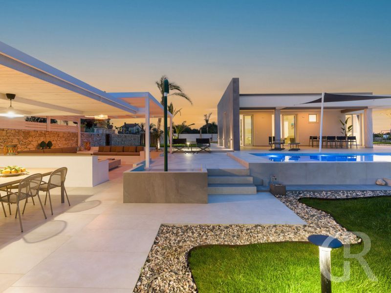 villa-paradisus-am-abend-beleuchtetes-ferienhaus.jpg