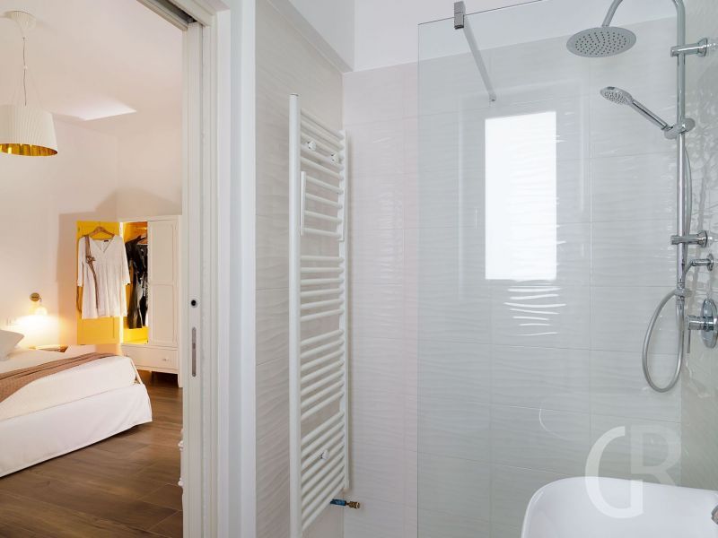 villa-pietra-del-sole-bad-mit-blick-zum-schlafzimmer.jpg