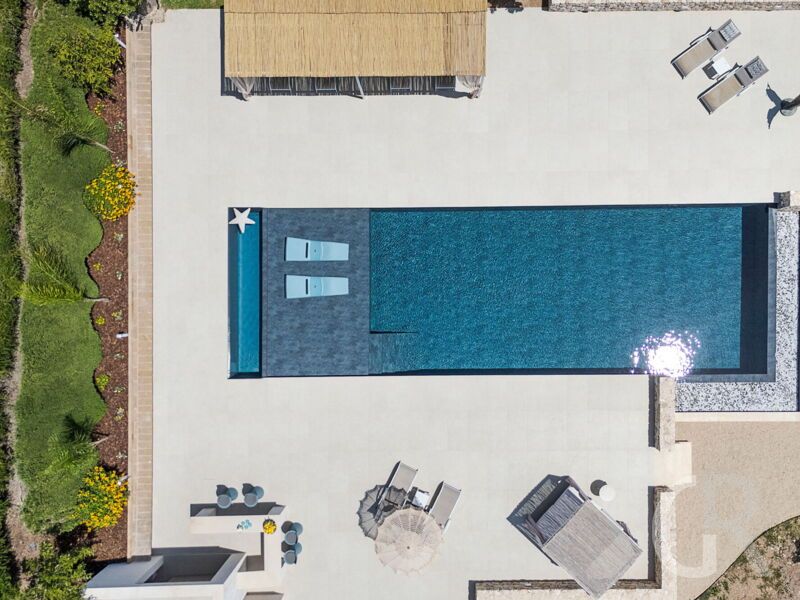 villa-pigna-blue-blick-von-oben-auf-den-pool.jpg