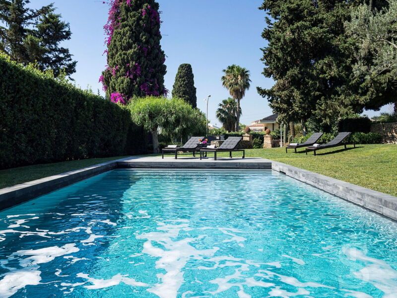 villa-profumo-schwimmbad-mit-garten.jpg
