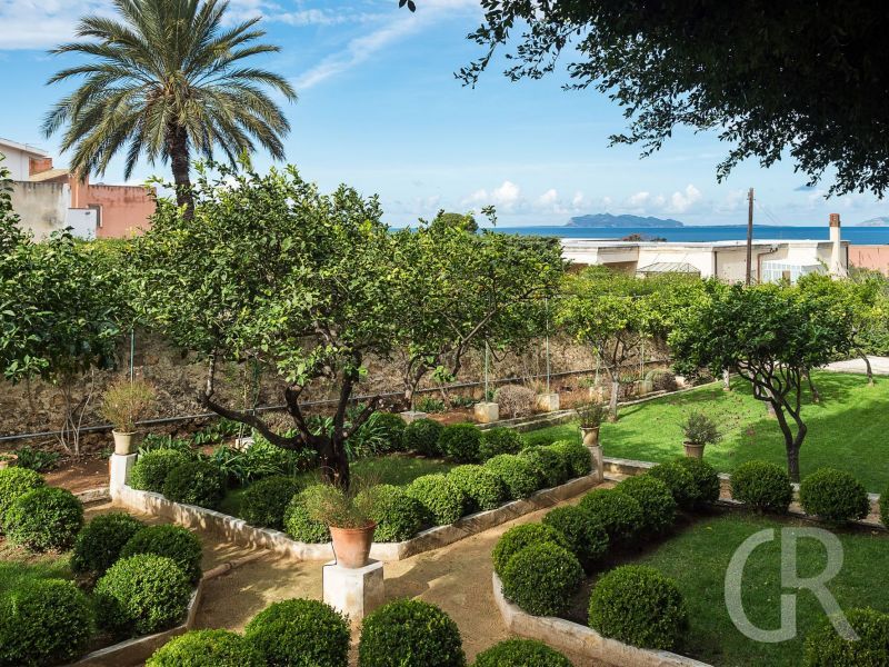 villa-ritrovato-blick-in-den-wunderschoenen-garten.jpg