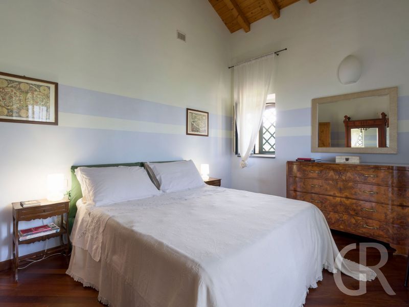 villa-saracina-bett-mit-kommode.jpg