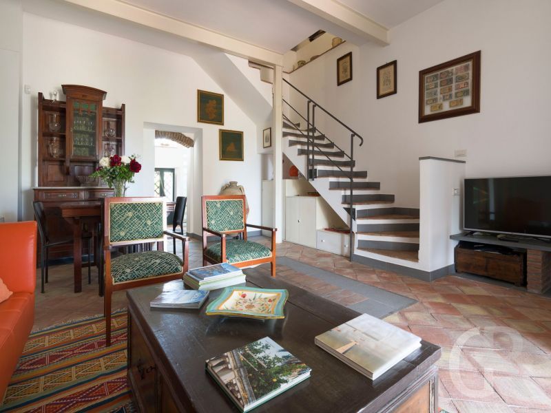 villa-saracina-wohnzimmer-mit-treppe.jpg