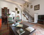 villa-saracina-wohnzimmer-mit-treppe.jpg