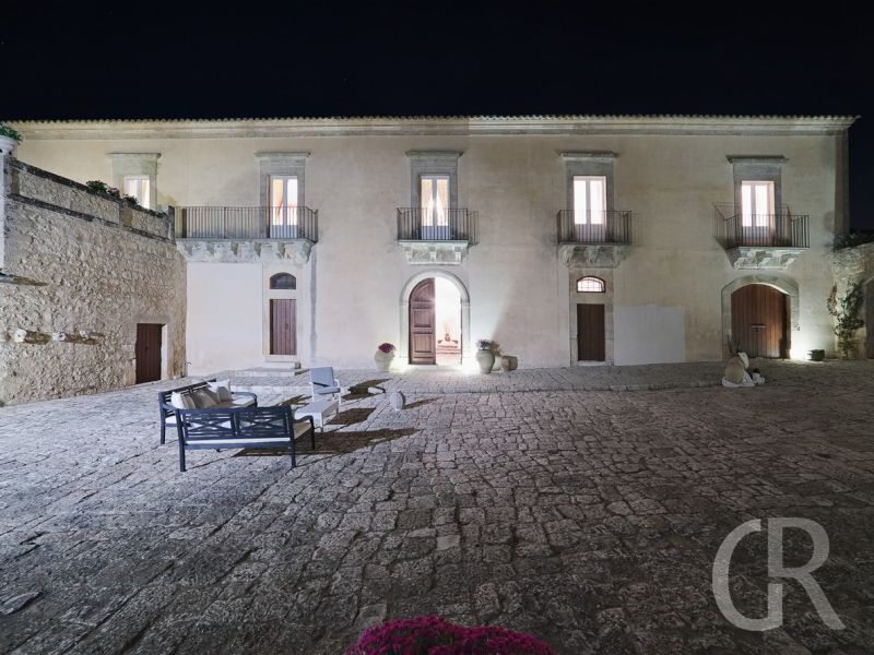 villa-scifazzo-am-abend-der-innenhof.jpg