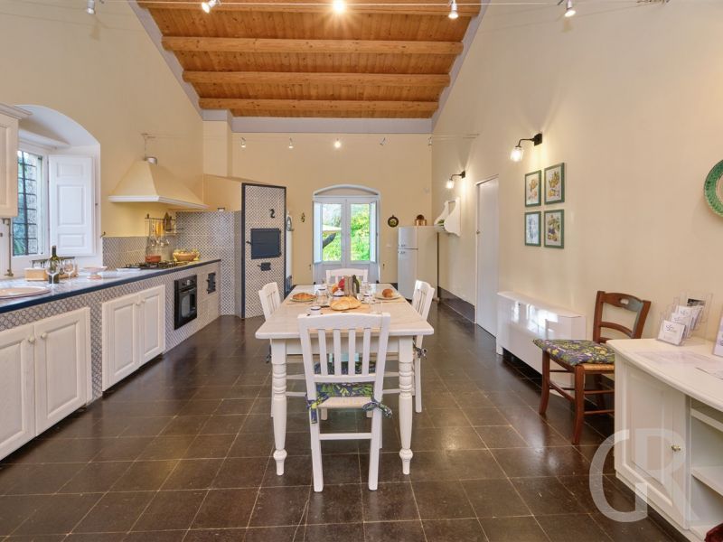 villa-scifazzo-kueche-mit-esstisch.jpg